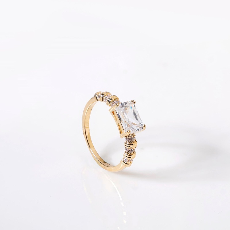 Gold Solitaire Stud Ring