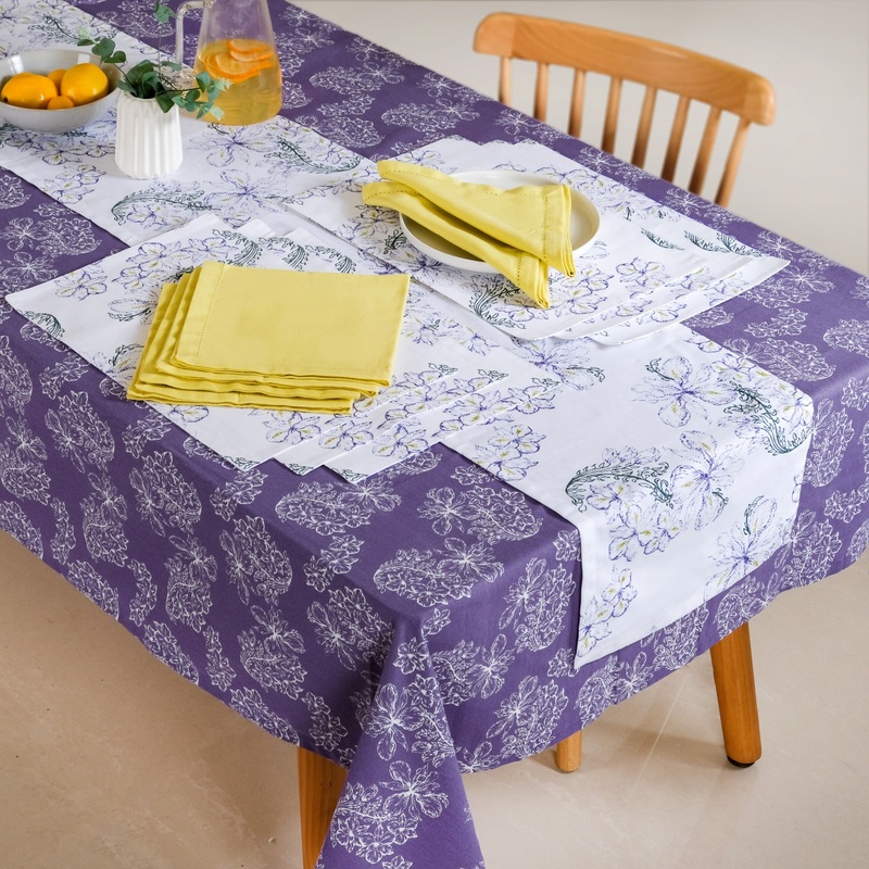 Verde Table Set With Place Mats Napkins Table Runner and Table Cloth