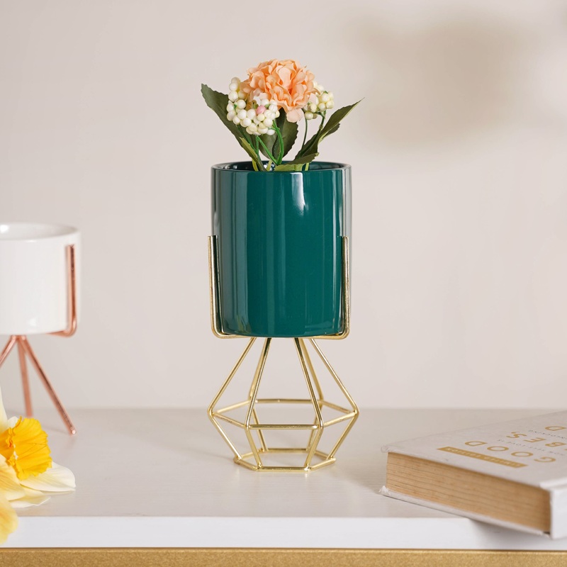 Modern Cylindrical Pot