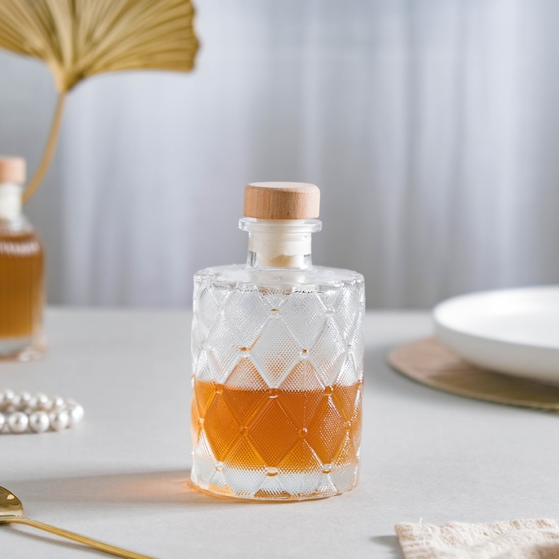 Rhombus Textured Decanter with Cork