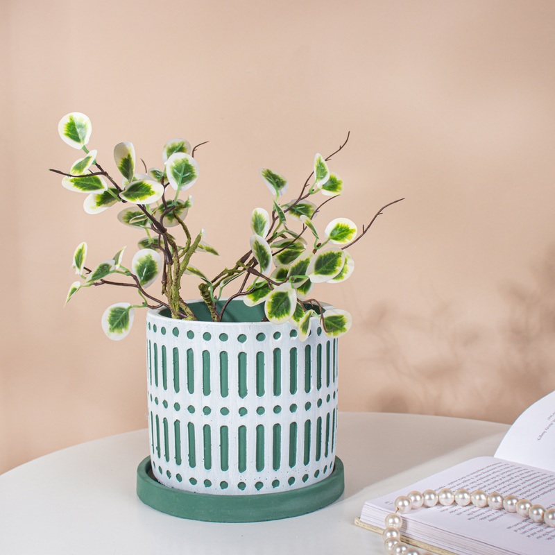 Minimalist Textured Pot With Plate