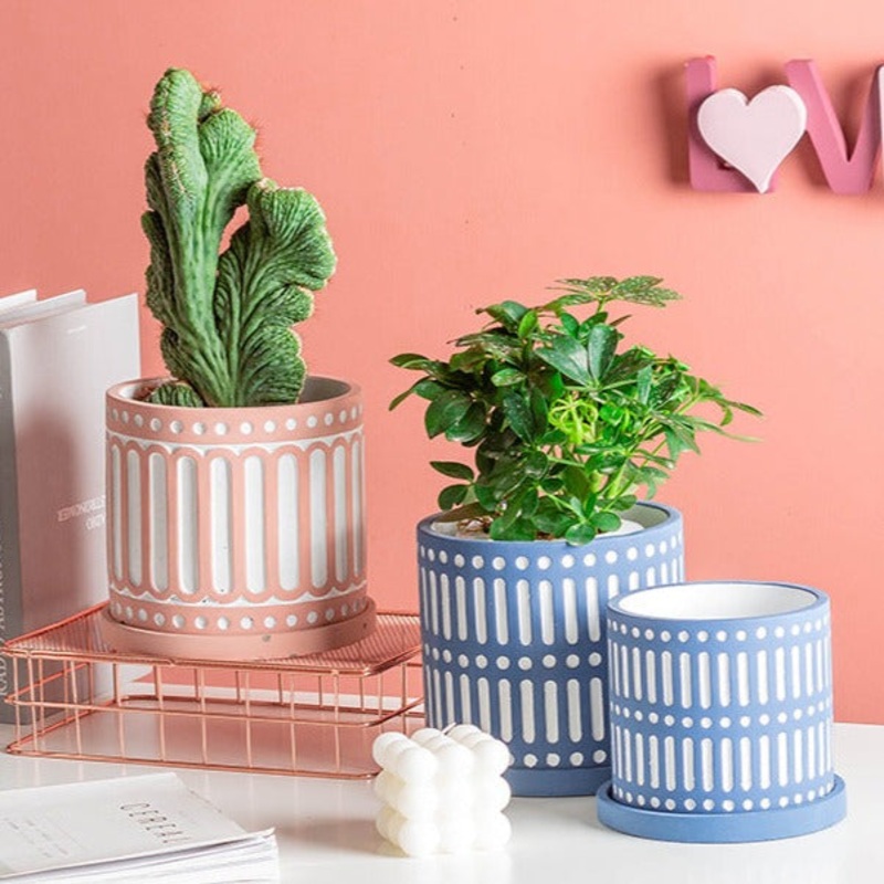 Sculpted Ceramic Pot With Plate