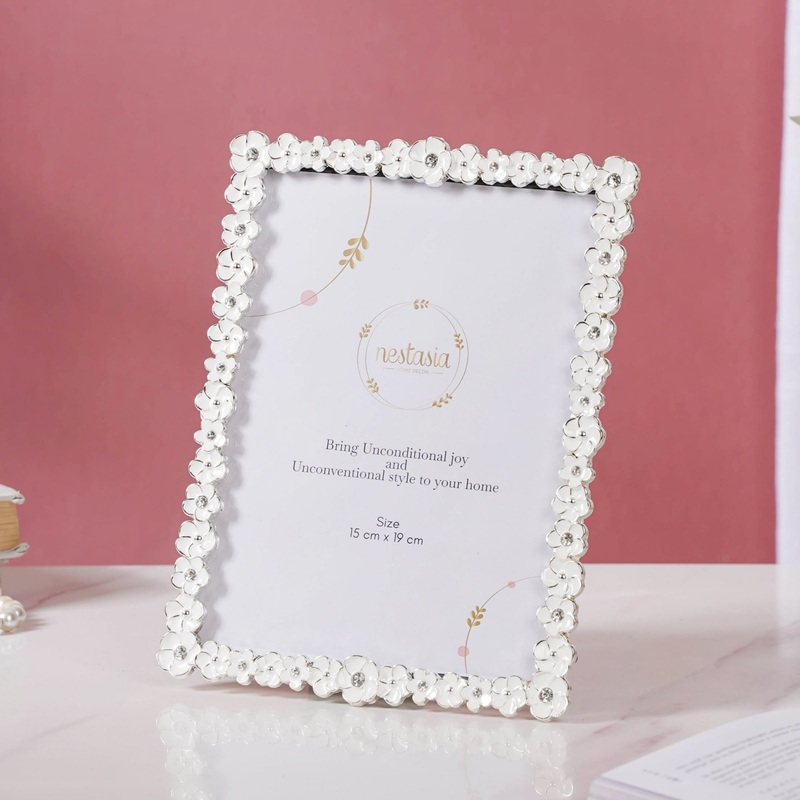 White Wreath Photo Frame Large