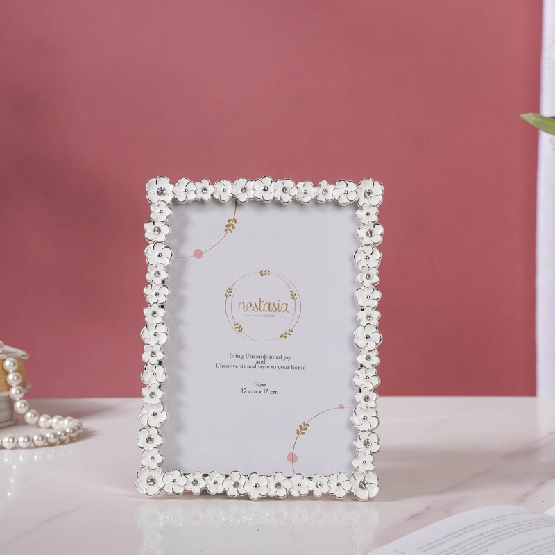 White Wreath Photo Frame Medium