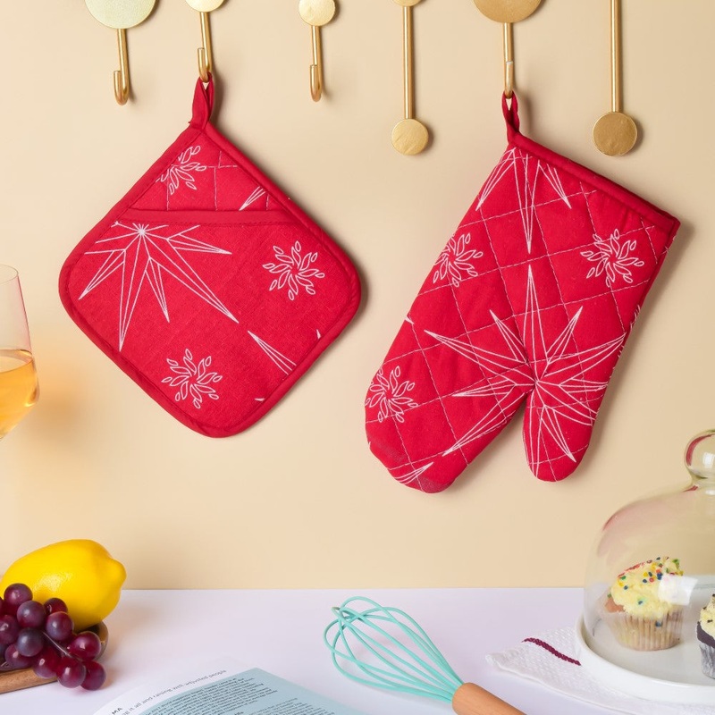 Festive Christmas Oven Mitt And Mat Red Set Of 2