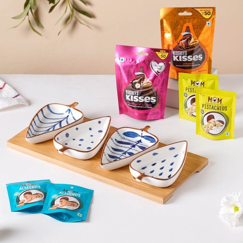 Snackalicious Leaf Platter Gift Hamper Set Of 7